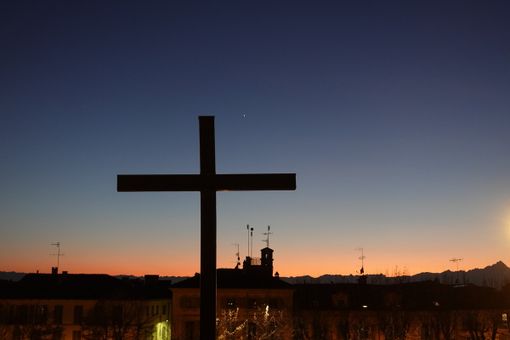 La Croce della chiesa dei Fratini che si staglia sulla Rocca, a Bra