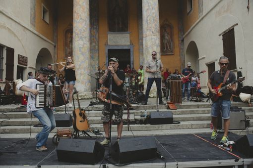 I Lou Dalfin in concerto al santuario di Castelmagno I Lou Dalfin in concerto al santuario di Castelmagno