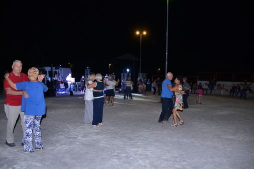 Coppie danzanti all'ultima serata di "E...state a Bra" - foto di Luciano Cravero