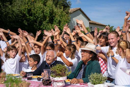 In foto Albano e Mogol con il coro dei bambini per la canzone Vai Italia In foto Albano e Mogol con il coro dei bambini per la canzone Vai Italia