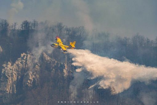 Un momento delle operazioni di spegnimento nello scatto di Enrico Cavallo