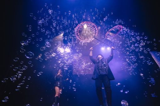 Per la prima volta e con uno show unico arriva a Cuneo l’incredibile magia delle bolle di sapone di Marco Zoppi e Rolanda