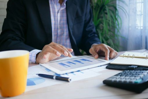 Panico e euforia: come la finanza comportamentale spiega i cicli di mercato