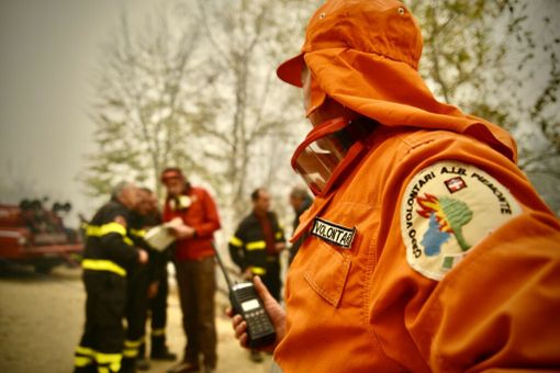 L'ombra del dolo su un incendio sterpaglie a Govone: notte di superlavoro per Vigili del Fuoco e AIB