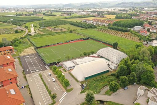 Una veduta del complesso sportivo di Mussotto. Sulla sinistra il nuovo parcheggio appena realizzato dal Comune