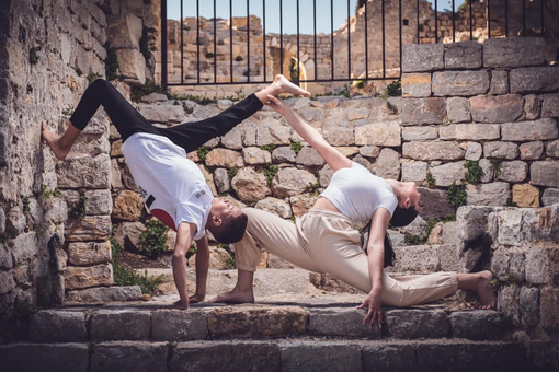 In foto i ballerini di Alchimie Project, giovane scuola di ballo di Bandol, in Provenza, protagonisti dello spettacolo in programma mercoledì 4 agosto al Teatro della Pietra di Bergolo