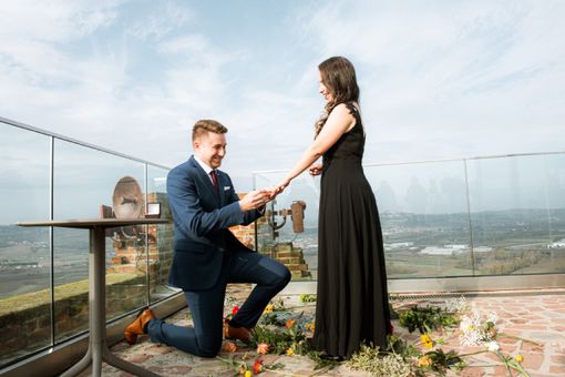 Eylon e Lital si promettono amore eterno in cima alla torre di Barbaresco (Foto di Barbara Guazzone)