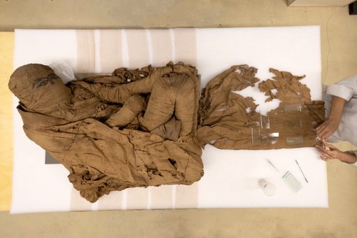 Nella foto la mummia durante una fase dell’intervento di recupero (Foto: Silvano Pupella) Nella foto la mummia durante una fase dell’intervento di recupero (Foto: Silvano Pupella)