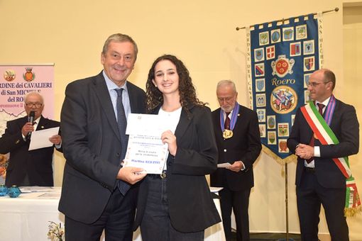 Il professor Profumo consegna una delle borse dell'Ordine dei Cavalieri del Roero (foto Beppe Malò) Il professor Profumo consegna una delle borse dell'Ordine dei Cavalieri del Roero (foto Beppe Malò)