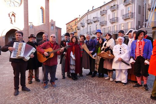 Le maschere di Famija in piazza Duomo per il Carnevale, tra le tante iniziative tradizionali del sodalizio langarolo