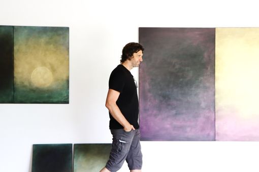 Una mostra, tre scenari: a Neive, Barbaresco e Magliano Alfieri la magia dell'artista Ernesto Morales Una mostra, tre scenari: a Neive, Barbaresco e Magliano Alfieri la magia dell'artista Ernesto Morales