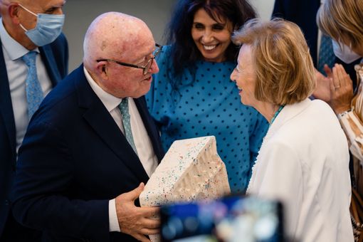 Maria Franca Ferrero riceve dalle mani di Bruno Ceretto, presidente della Fondazione Ospedale Alba Bra, il Premio Gratitudine 2022 (fotoservizio di Barbara Guazzone)