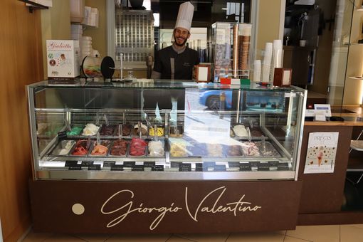A Monforte d’Alba, compie un mese la pastrygelateria Précis A Monforte d’Alba, compie un mese la pastrygelateria Précis