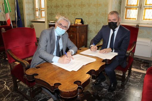 La firma dell'affidamento tra il sindaco albese Carlo Bo, a sinistra, e Andrea Perusin, direttore regionale Piemonte Sud e Liguria di Intesa Sanpaolo
