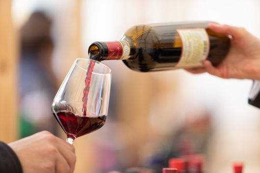 Nelle Langhe si discute del futuro del vino tra dazi e trasformazioni: "Serve chiarezza, il consumatore non va confuso" Nelle Langhe si discute del futuro del vino tra dazi e trasformazioni: "Serve chiarezza, il consumatore non va confuso"