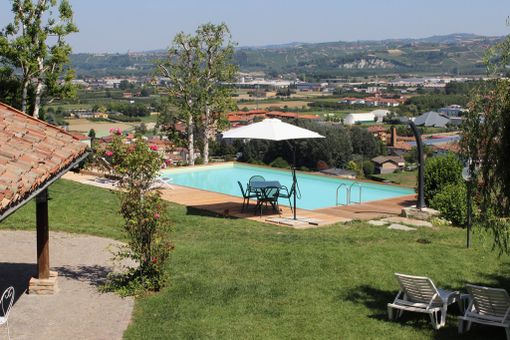 Turismo ad Alba e dintorni: molto apprezzate le strutture con piscina (Foto Livio Oggero)
