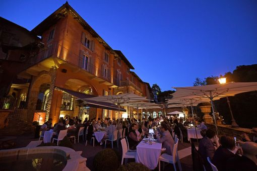L'atmosfera unica di una cena passata organizzata dai Barolo Boys (Foto pagina Fb Barolo Boys) L'atmosfera unica di una cena passata organizzata dai Barolo Boys (Foto pagina Fb Barolo Boys)