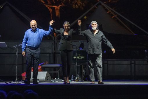 Il giornalista albese Aldo Cazzullo (primo a sx) ritorna al Teatro Sociale di Alba Il giornalista albese Aldo Cazzullo (primo a sx) ritorna al Teatro Sociale di Alba