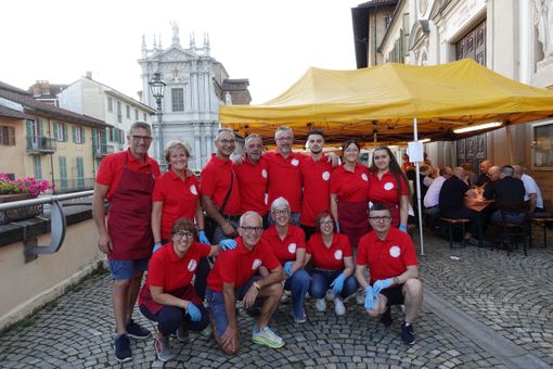 In foto alcuni momenti della cena della fratellanza, a Bra