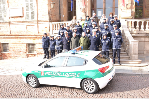 L'organico della Polizia Locale di fronte al Comune L'organico della Polizia Locale di fronte al Comune