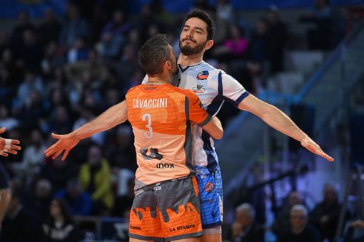 Mimmo Cavaccini abbraccia Giulio Pinali