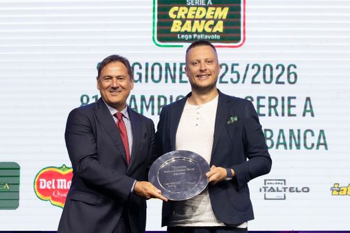 Il presidente Gabriele Costamagna riceve il premio per la vittoria del campionato di A2 (Foto Lega Volley) Il presidente Gabriele Costamagna riceve il premio per la vittoria del campionato di A2 (Foto Lega Volley)