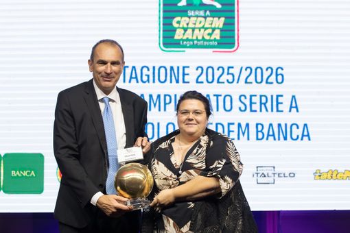 Stella Testa riceve il premio dalle mani del presidente della Lega pallavolo Serie A, Massimo Righi Stella Testa riceve il premio dalle mani del presidente della Lega pallavolo Serie A, Massimo Righi