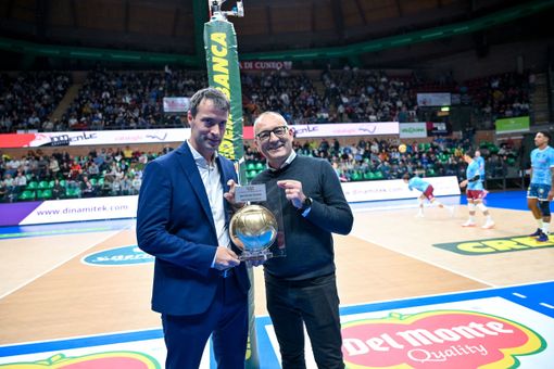 Matteo Battocchio con il vicesindaco Luca Serale riceve il premio Anderlni per miglior allenatore della serie A2 2024/2025 Matteo Battocchio con il vicesindaco Luca Serale riceve il premio Anderlni per miglior allenatore della serie A2 2024/2025