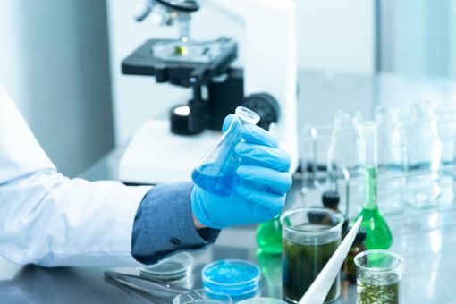 Chimici farmaceutici introvabili, una mamma cuneese: "Mio figlio ha questa laurea, ma le aziende non gli rispondono"