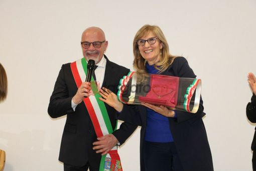 Eugenia Carfora con il sindaco di Farigliano Ivano Airaldi Eugenia Carfora con il sindaco di Farigliano Ivano Airaldi