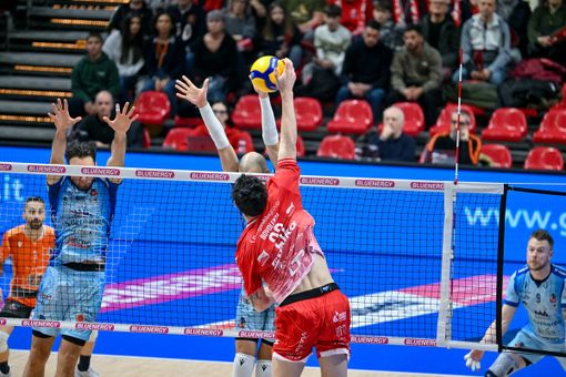 Attacco di Bovolenta: Piacenza batte Cuneo 3-0 (Foto Ninotto e Giraudo)