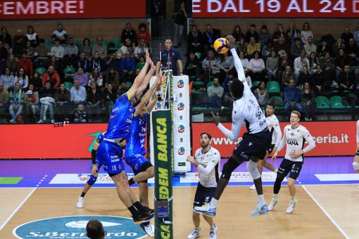 Il Maliano Keita in attacco sul muro di Cuneo nella partita di andata al palasport di San Rocco Castagnaretta