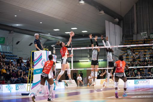 Masa Pucelj, premiata MVP del match, in azione contro le Tigri Masa Pucelj, premiata MVP del match, in azione contro le Tigri