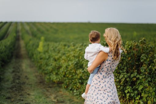 Festa della Mamma nella Granda: tra il primato economico e il volto multiculturale di una natalità che non si arrende