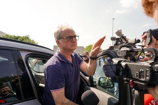 Mario Roggero all'entrata del carcere di Bollate dove si è costituto dopo la condanna definitiva