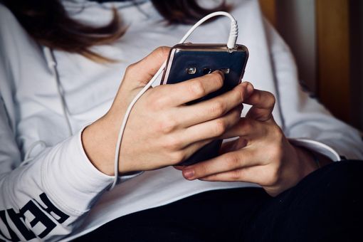 Smartphone e adolescenti, il dottor Gonella: "Il cellulare non è la causa unica del mancato dialogo tra genitori e figli. A volte è l'opposto" Smartphone e adolescenti, il dottor Gonella: "Il cellulare non è la causa unica del mancato dialogo tra genitori e figli. A volte è l'opposto"
