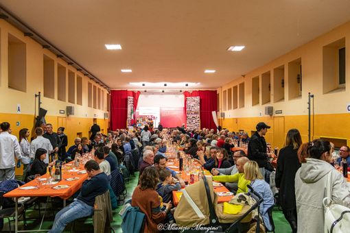 Al centro Nino Dutto, presidente del comitato Sos Bra chiama Bra, riceve il contributo dell'associazione AbBRAcciAMO