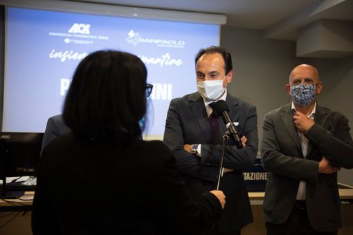 Il governatore Alberto Cirio, qui al centro vaccinale dell'Associazione Commercianti Albesi