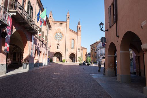 Il municipio e il duomo di Alba (foto Barbara Guazzone)