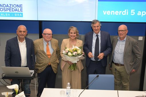 La professoressa Antonella Viola all'auditorium di Verduno. Con lei il presidente e il direttore della Fondazione Ospedale Alba Bra, Bruno Ceretto e Luciano Scalise, l'assessore regionale Luigi Genesio Icardi e il direttore generale dell'Asl Cn2 Massimo Veglio