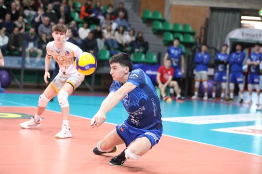 Una bella difesa di Andreopoulos durante la partita con Cantù (Foto: Valerio Giraudo)