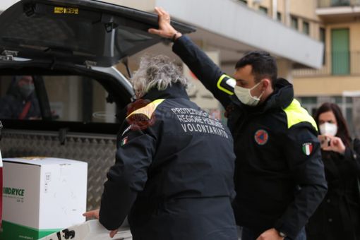I vaccini contro il Covid arrivano al Santa di Croce di Cuneo: preparativi in corso per somministrare le 80 dosi (FOTO e VIDEO)