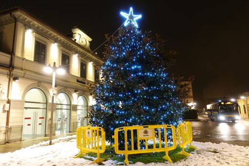 Primi fiocchi di neve e luminarie accese: a Bra il Natale è nell’aria (FOTOGALLERY)