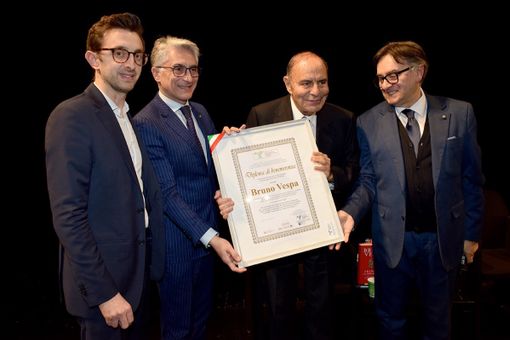 Alcuni momenti della serata che ha portato ad Alba il noto giornalista Rai Alcuni momenti della serata che ha portato ad Alba il noto giornalista Rai