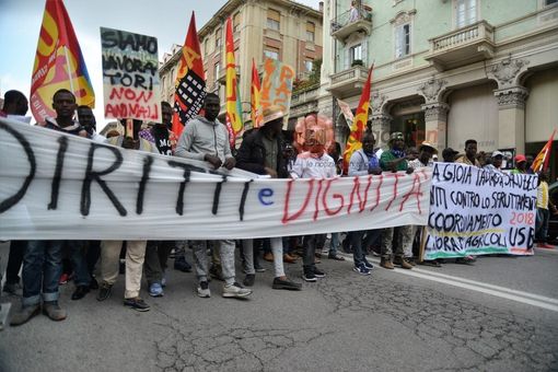 Una manifestazione contro il fenomeno del caporalato nel Saluzzese