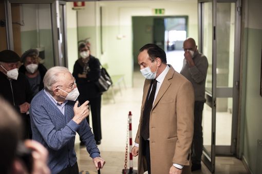 Il farmacista e produttore lamorrese Giacomo Oddero, ex presidente della Cassa di Risparmio e della Camera di Commercio, col governatore Cirio all'ex ospedale di Alba, per il via alla campagna vaccinale degli over 80 (Foto Barbara Guazzone)