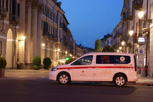 Il nuovo mezzo acquistato dalla CRI per il trasporto infermi Il nuovo mezzo acquistato dalla CRI per il trasporto infermi