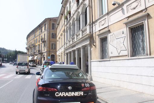 Calci e pugni al padrone di casa che lo ammoniva perché lo aveva sorpreso a orinare accanto al suo portone Calci e pugni al padrone di casa che lo ammoniva perché lo aveva sorpreso a orinare accanto al suo portone