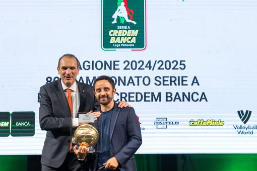 Carlo Cerutti premiato dall'AD della Lega Pallavolo Serie A Massimo Righi