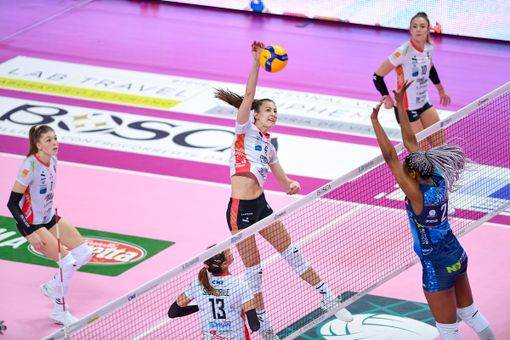 Alice Cecconello in attacco durante una partita con Firenze nella stagione 2022/2023